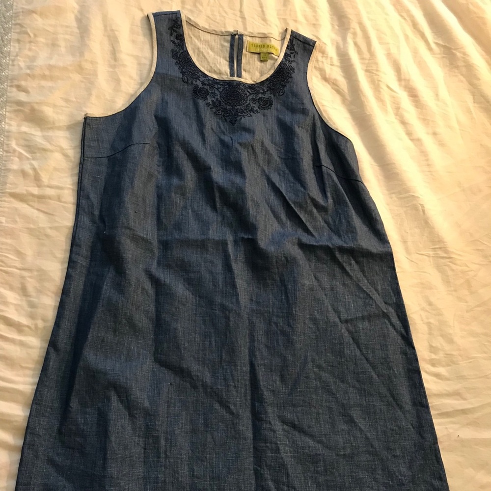 Jean dress with pattern at neckline